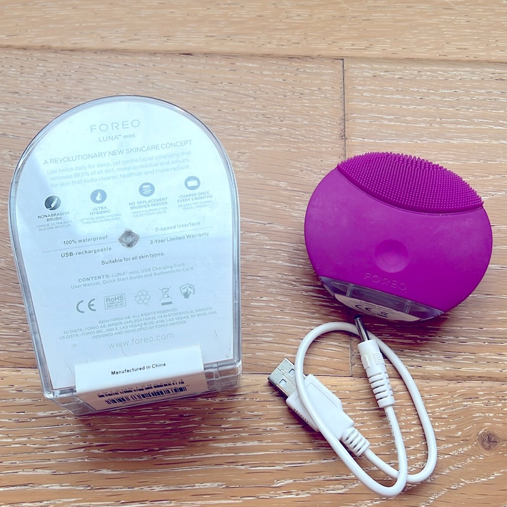 Foreo Luna Mini Sonic Cleansing Device - Fuchsia, Pink